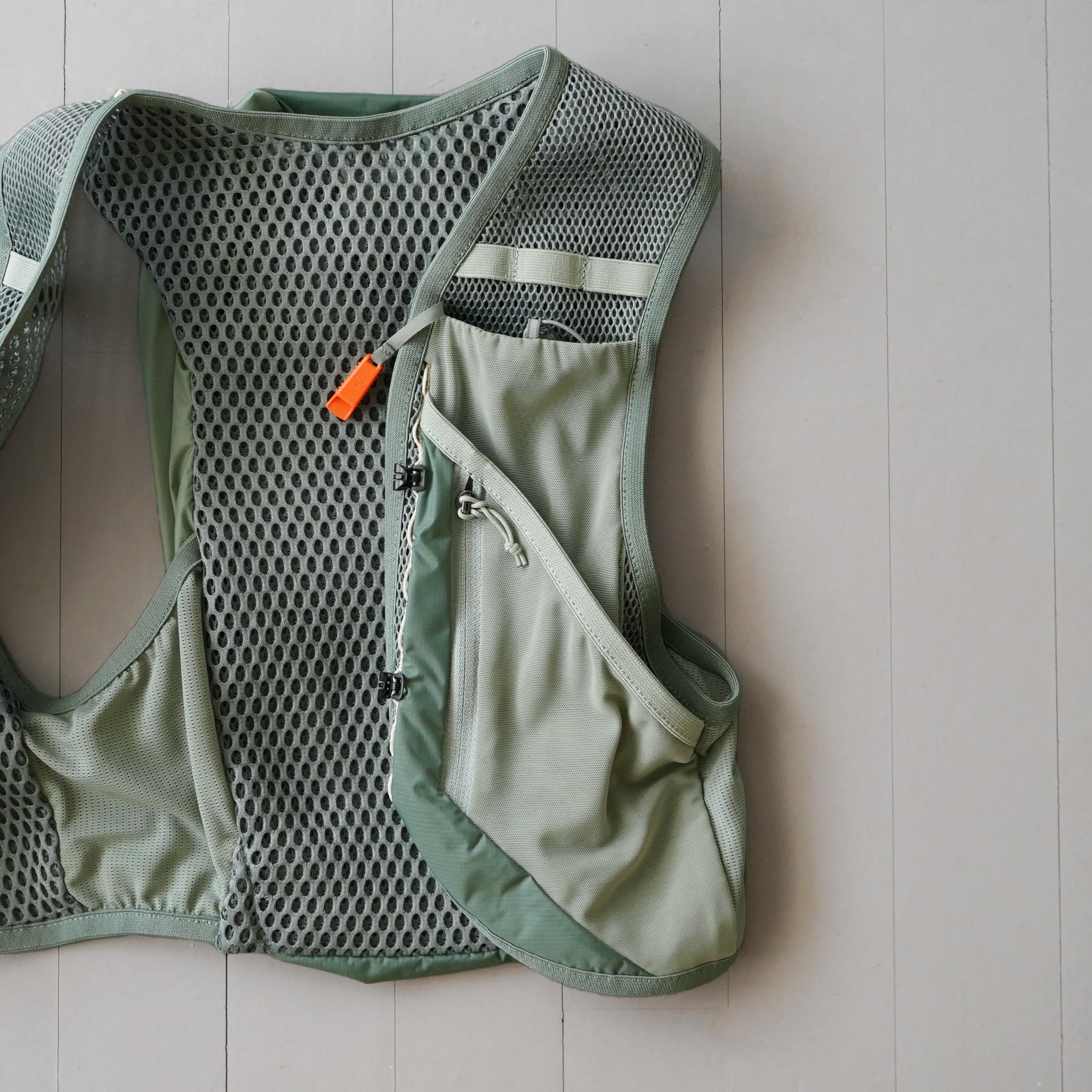 SALOMON ACTIVE SKIN 8 SET ユニセックス ランニングベスト（フラスク付）