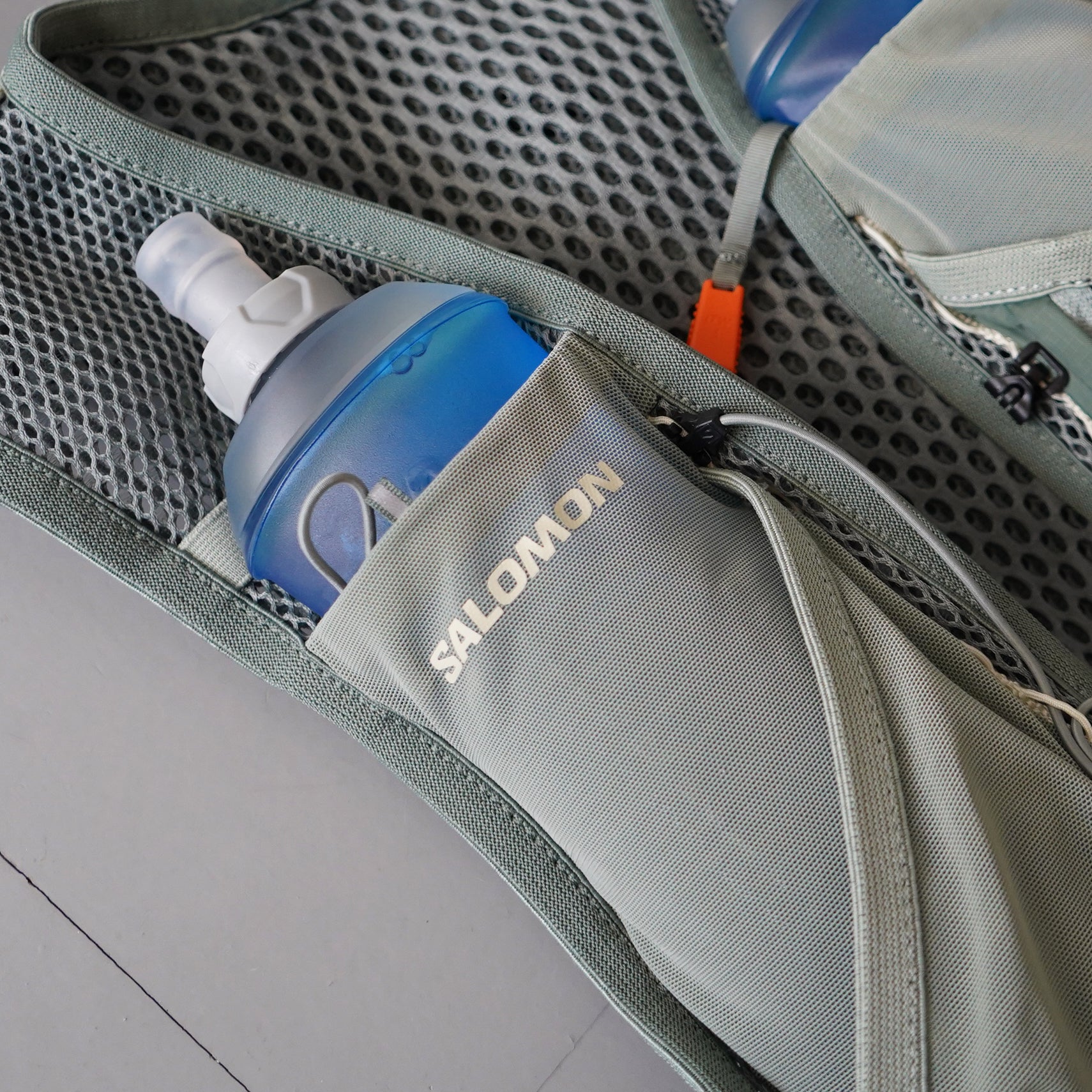 SALOMON ACTIVE SKIN 8 SET ユニセックス ランニングベスト（フラスク付）