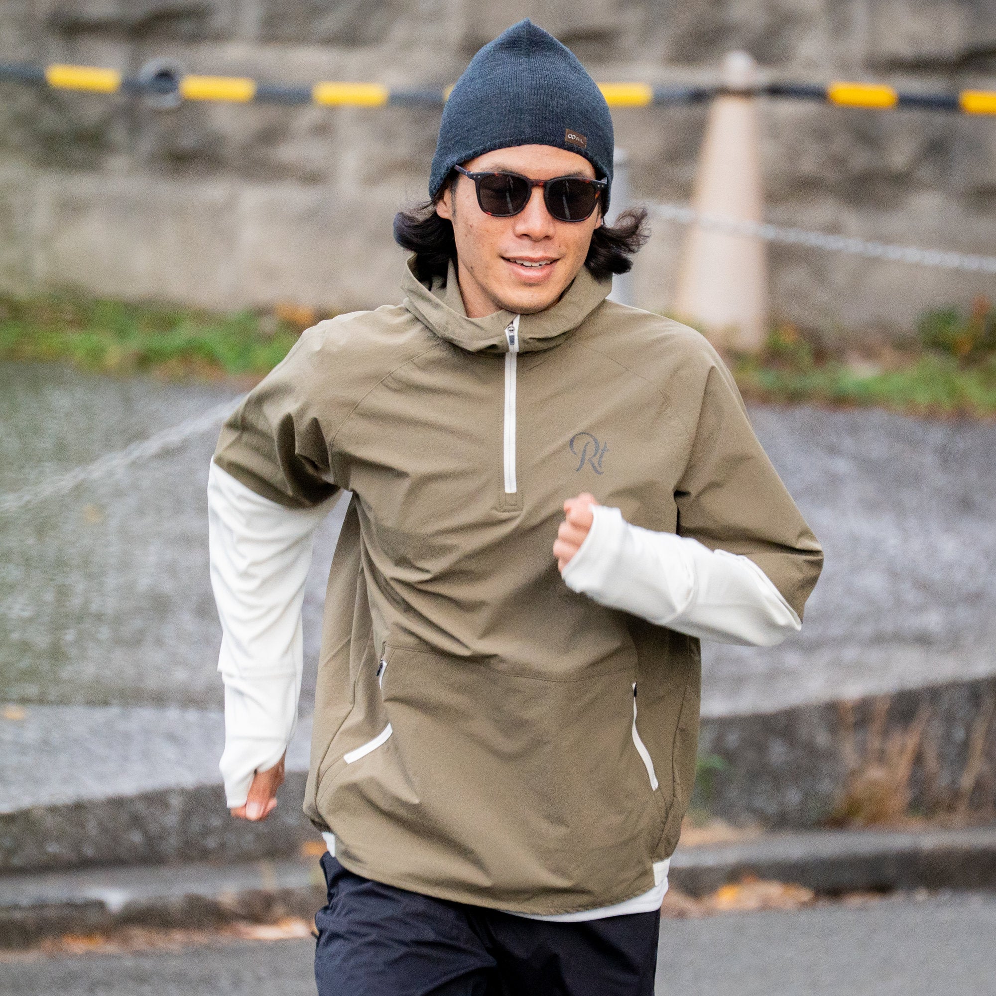 Runtrip ランニングジャケット Mサイズ ベージュ　RUNNING THE RUNNING JACKET by Runtrip Pull Over Limited Model (Khaki