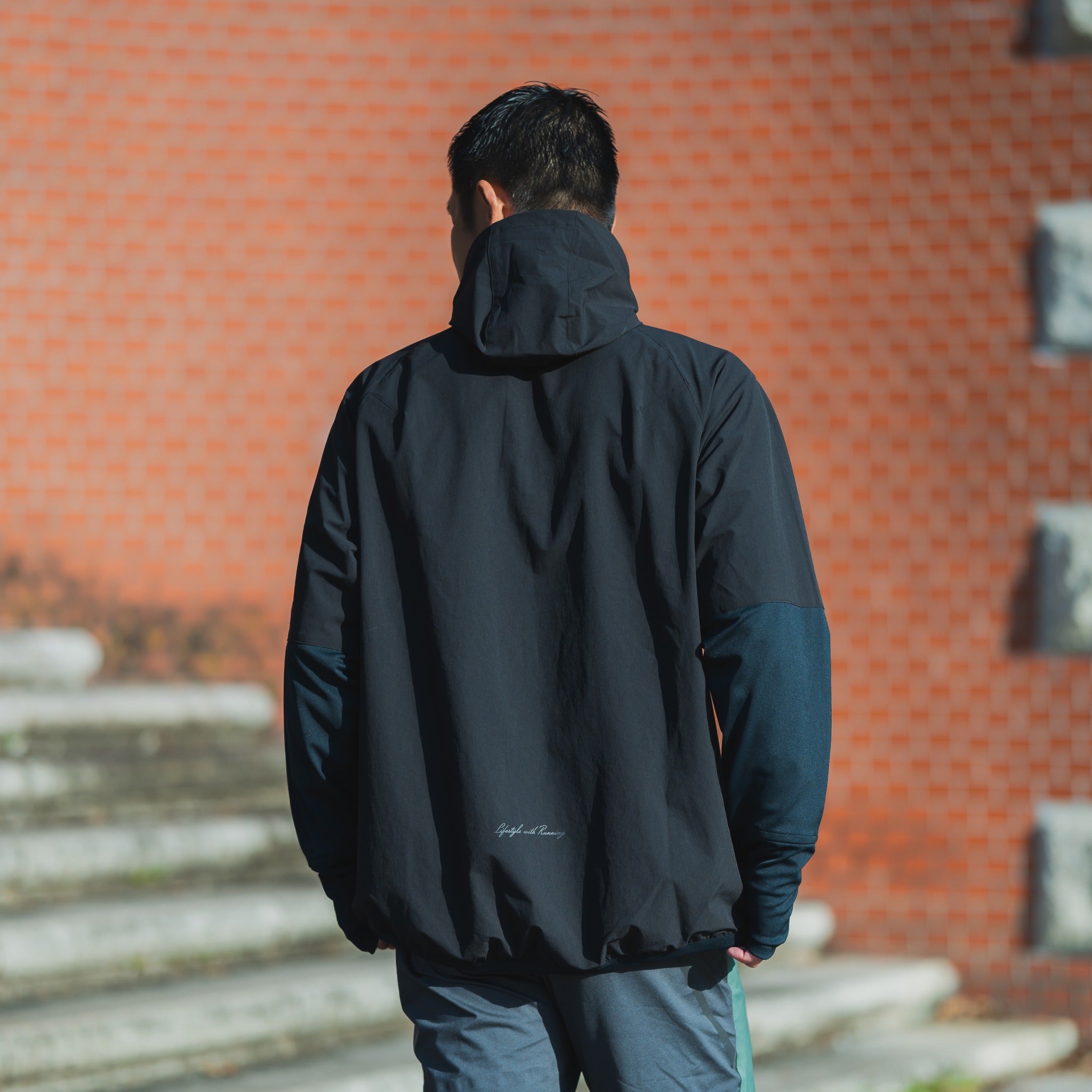 THE RUNNING JACKET by Runtrip Pull Over (Black)