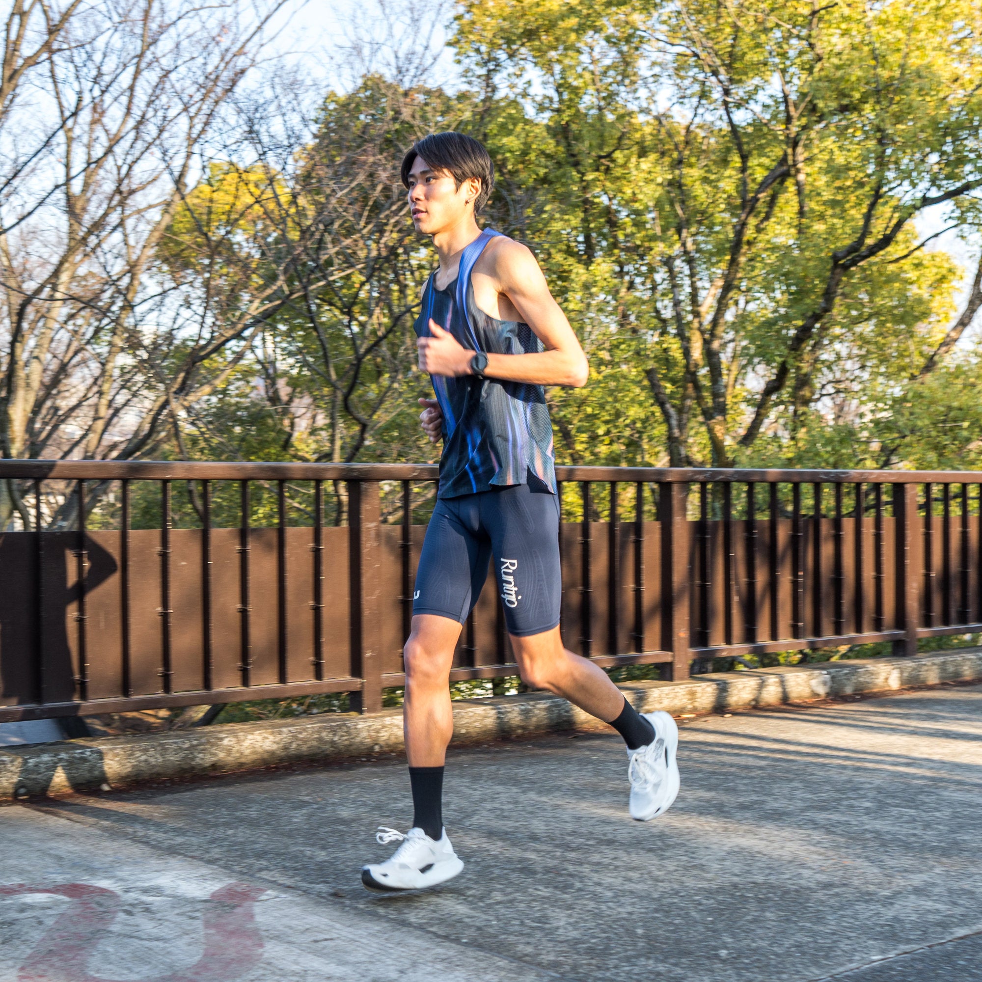 2XU × Runtrip エリートMCS ランコンプレッションレースショートタイツ (MDN / WHT)