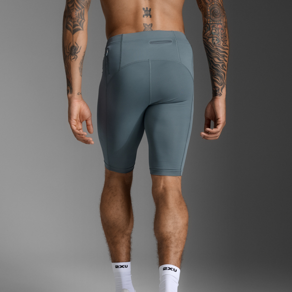 2XU | MCS メンズ ランコンプレッション ショートタイツ (Dage Sage)