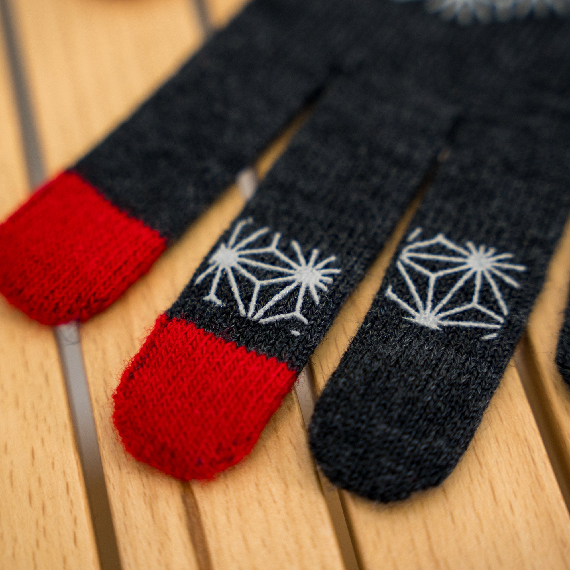 R×L｜メリノグローブ ミッドG / Runtripコラボ限定カラー (Charcoal × Red)