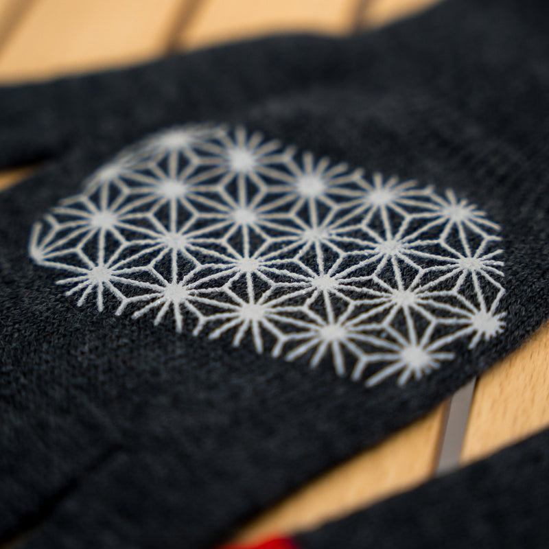 R×L｜メリノグローブ ミッドG / Runtripコラボ限定カラー (Charcoal × Red)