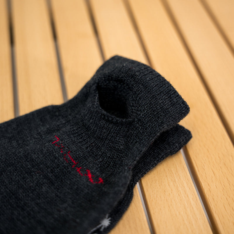 R×L｜メリノグローブ ミッドG / Runtripコラボ限定カラー (Charcoal × Red)