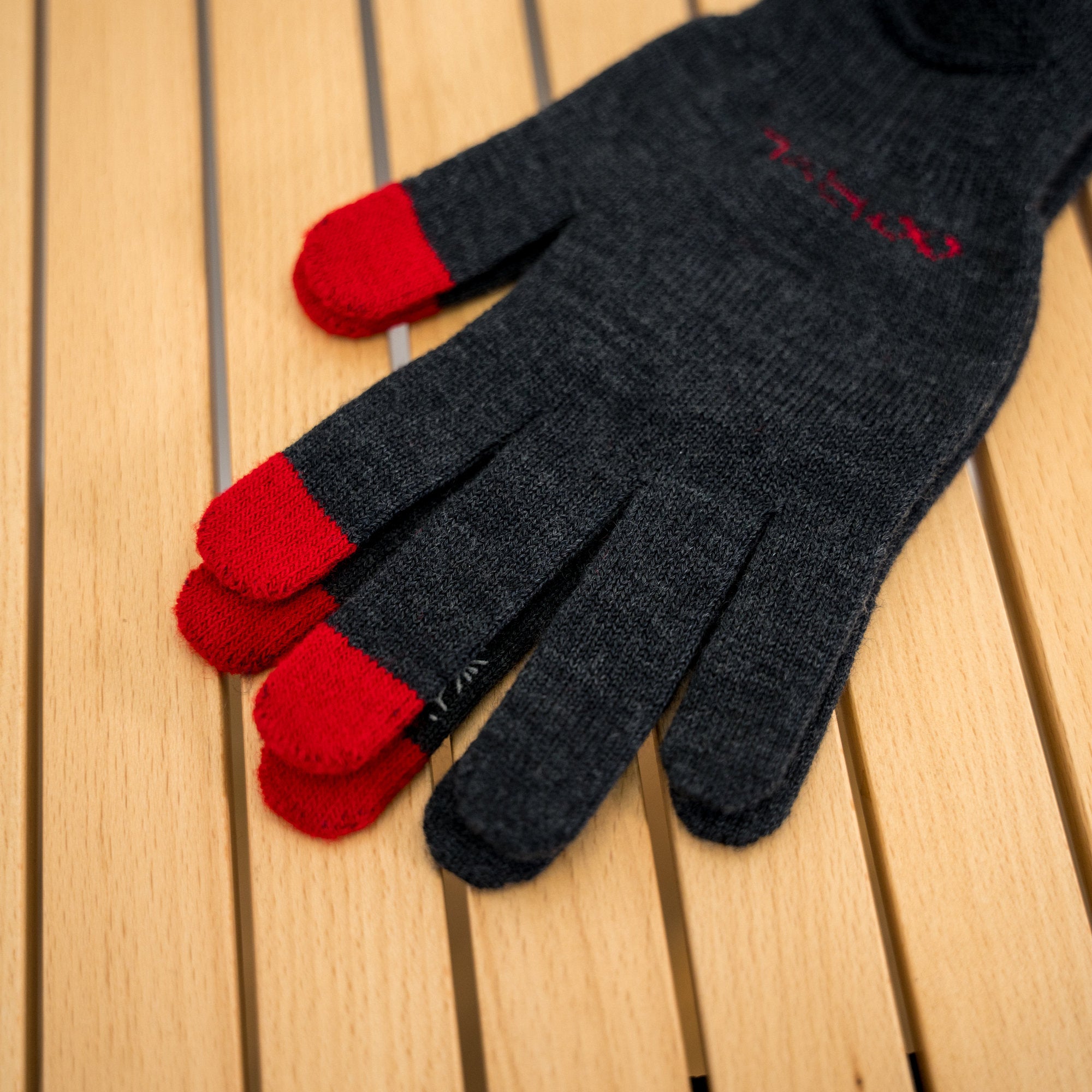 R×L｜メリノグローブ ミッドG / Runtripコラボ限定カラー (Charcoal × Red)