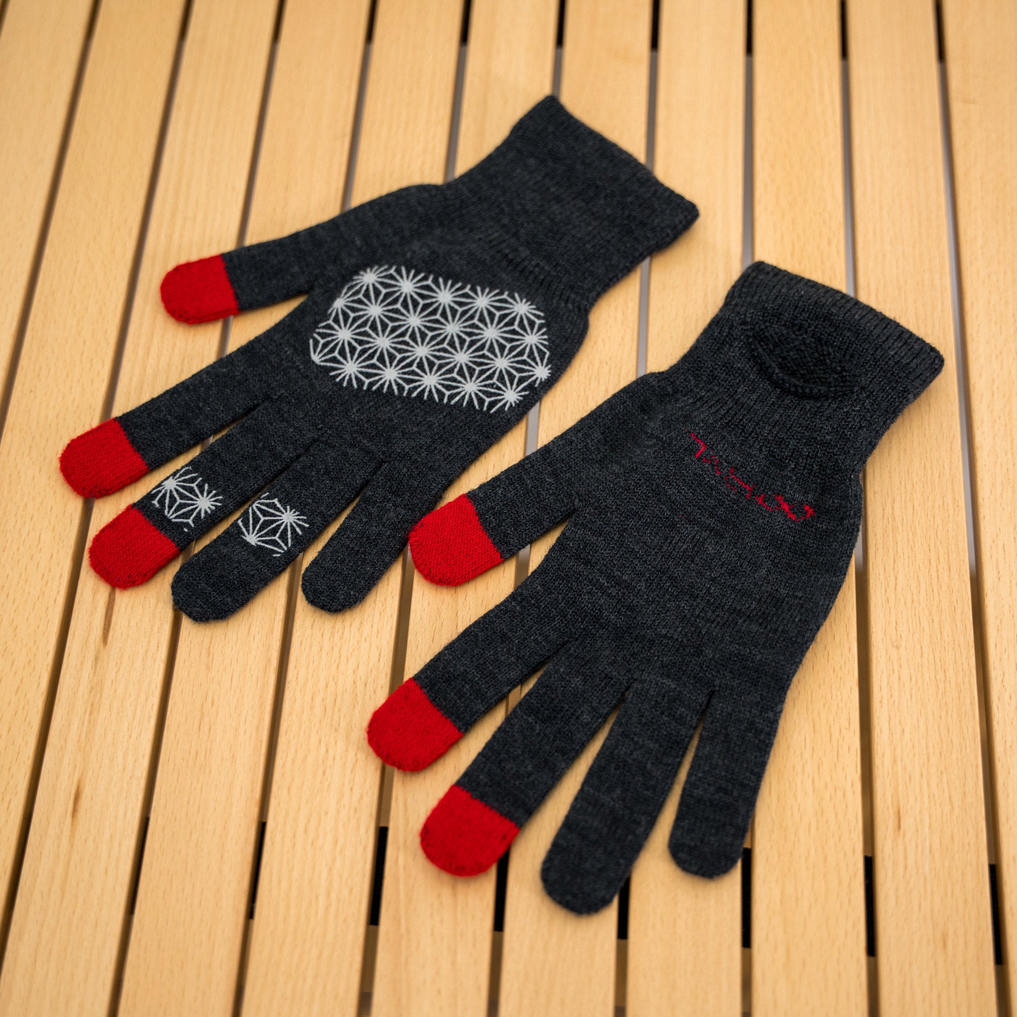 R×L｜メリノグローブ ミッドG / Runtripコラボ限定カラー (Charcoal × Red)