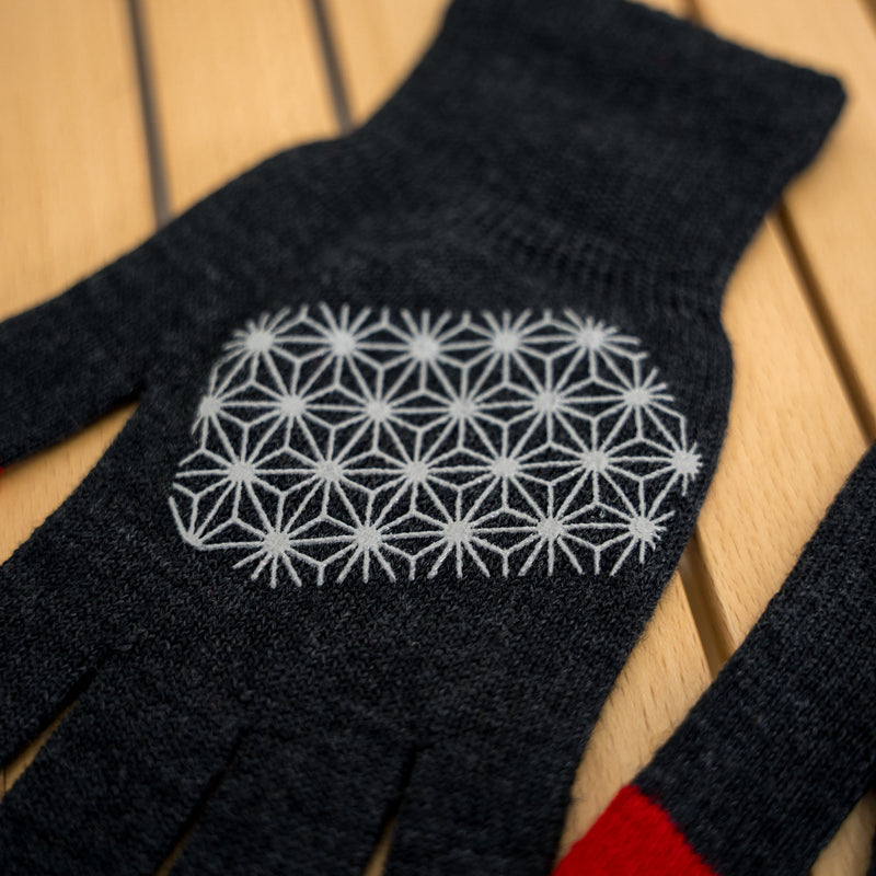 R×L｜メリノグローブ ミッドG / Runtripコラボ限定カラー (Charcoal × Red)