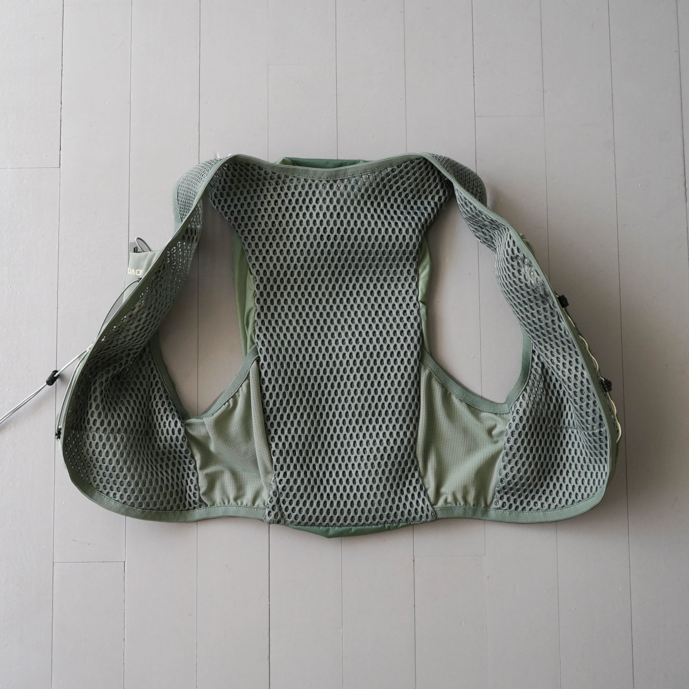 SALOMON ACTIVE SKIN 8 SET ユニセックス ランニングベスト（フラスク付）