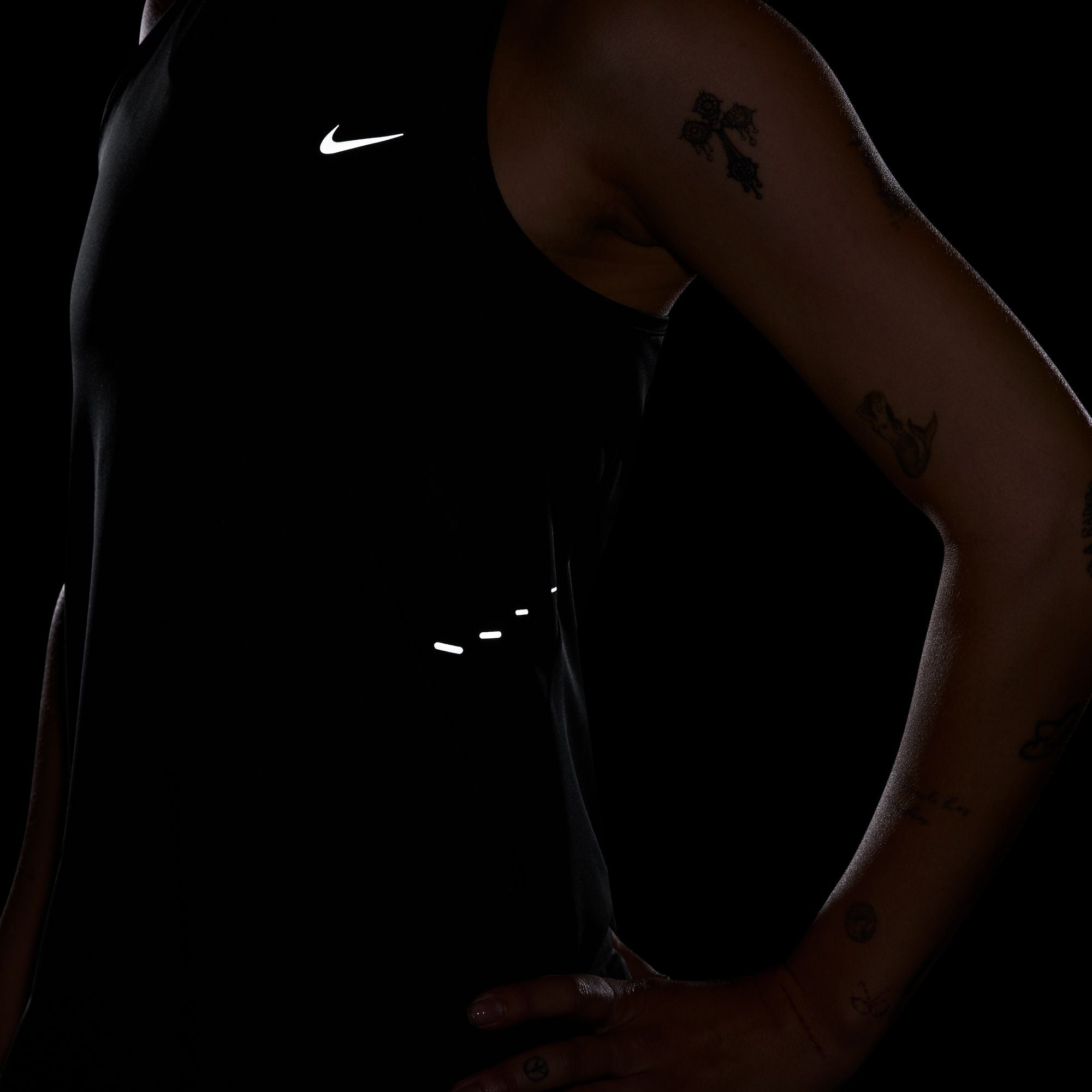NIKE スウィフト DF タンクトップ (Women's)