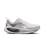 NIKE Vomero 18 ESS (Women's) SUMMIT WHITE/MTLC SILVER-SAIL-PHOTON DUST-ANTHRACITE-BLACK