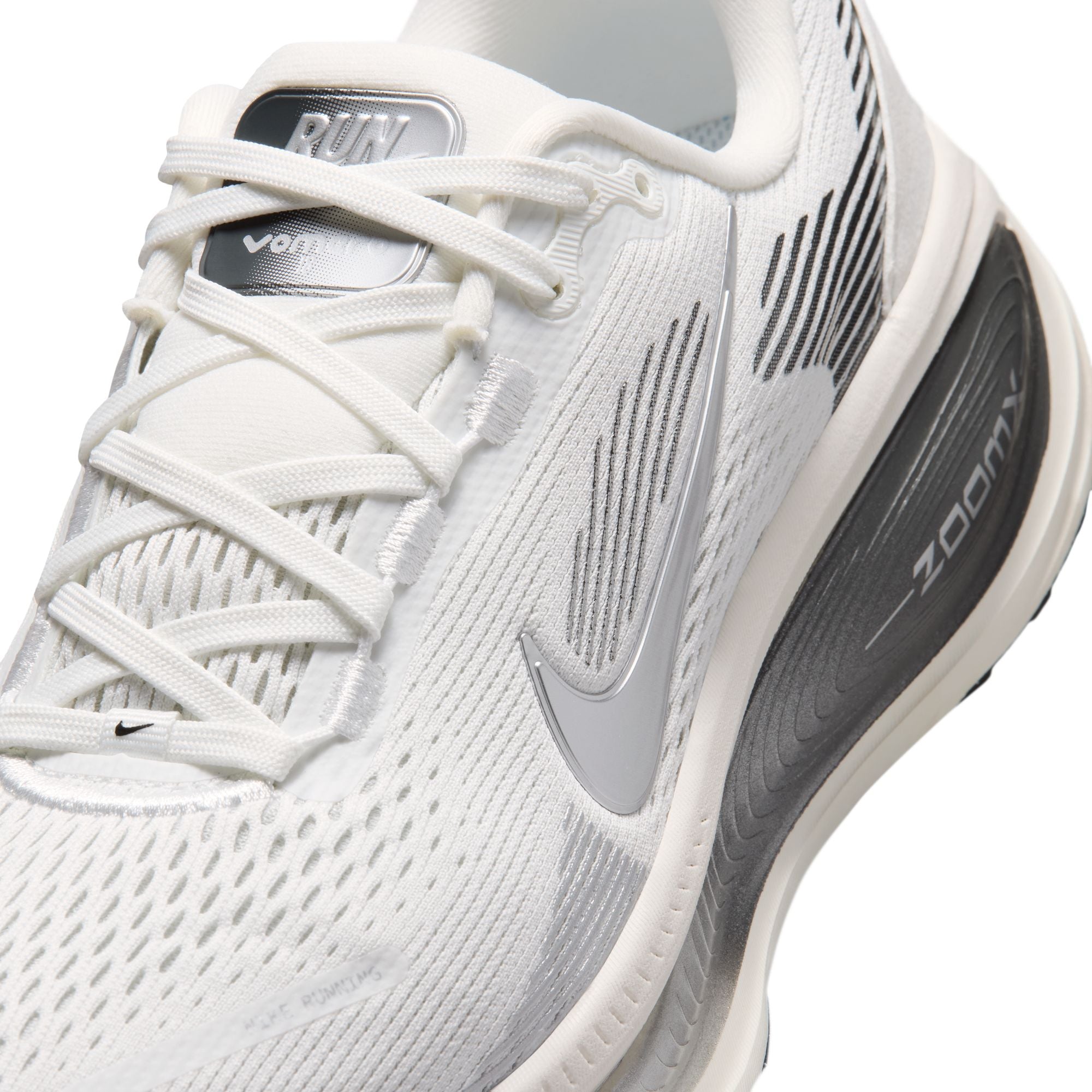 NIKE Vomero 18 ESS (Women's) SUMMIT WHITE/MTLC SILVER-SAIL-PHOTON DUST-ANTHRACITE-BLACK