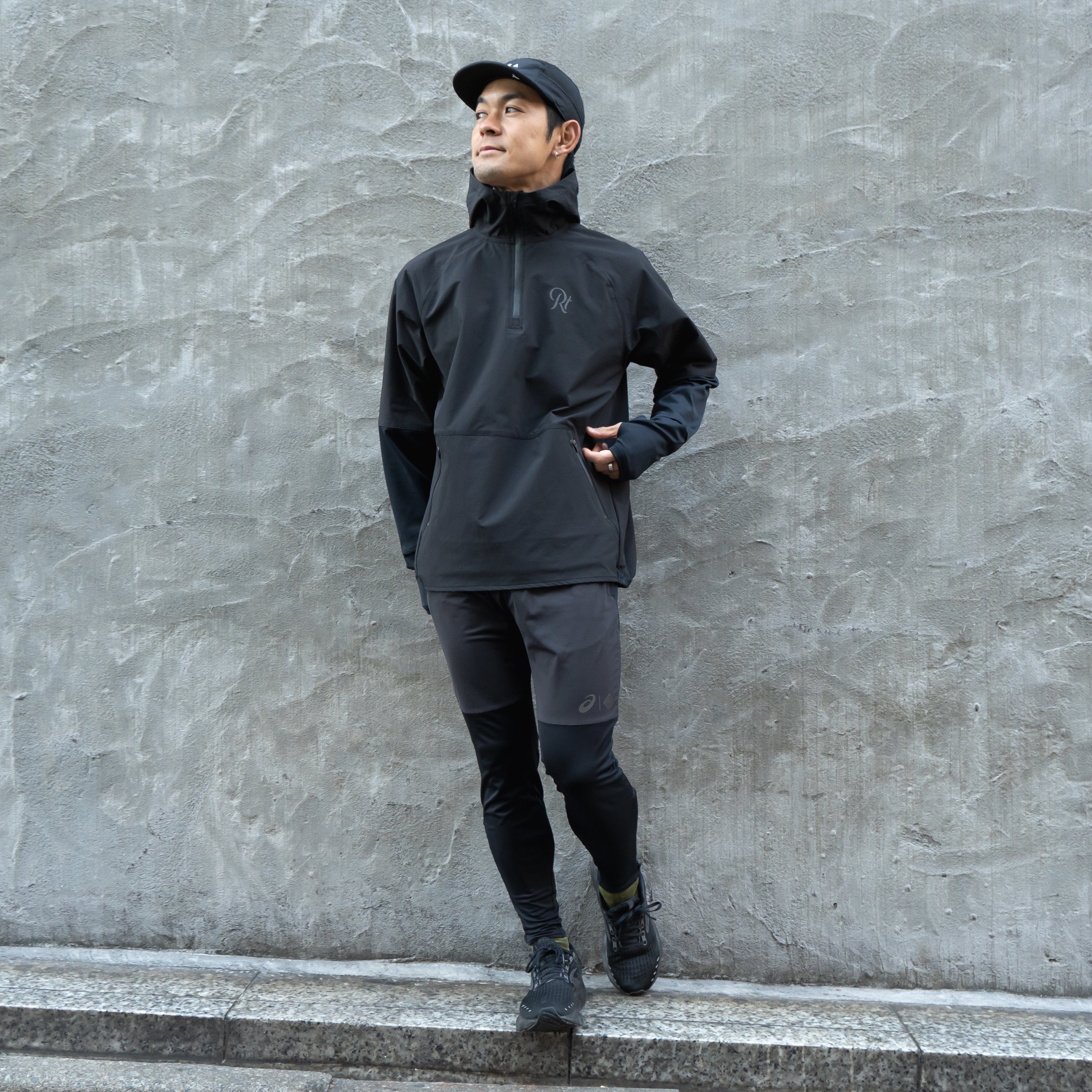 THE RUNNING JACKET by Runtrip Pull Over (Black)