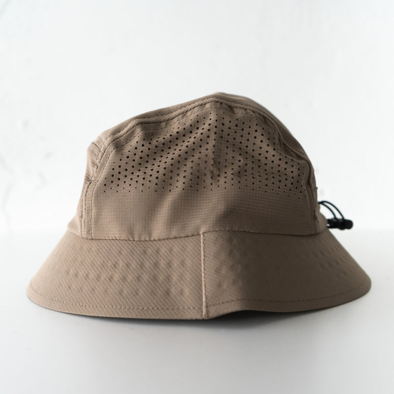 VAGA FEATHER BUCKET HAT (SAND / BLACK)