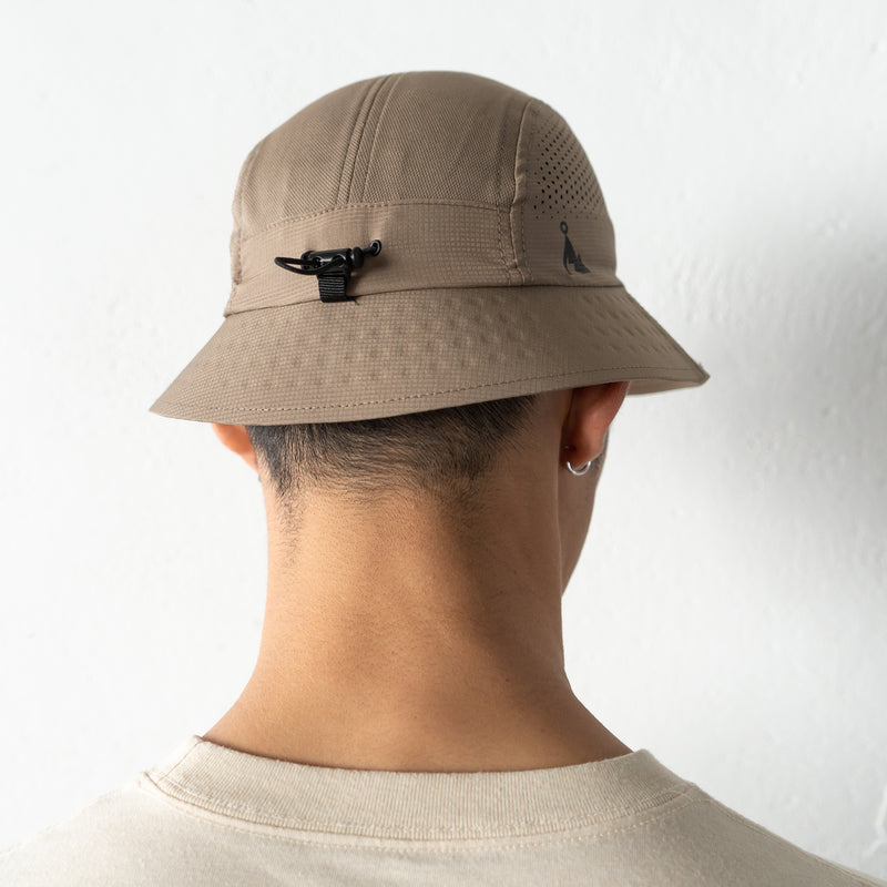 VAGA FEATHER BUCKET HAT (SAND / BLACK)