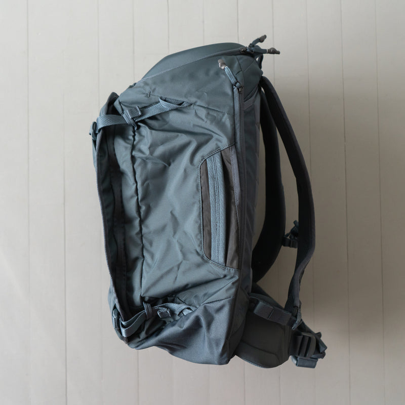 THULE | Landmark 40L (Darkest Blue)