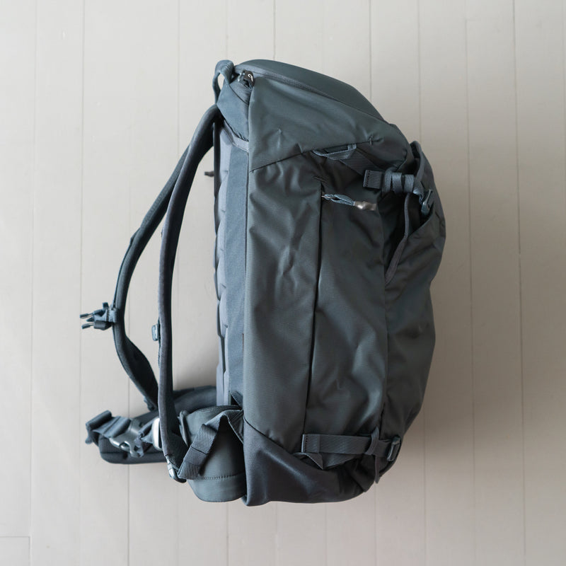 THULE | Landmark 40L (Darkest Blue)