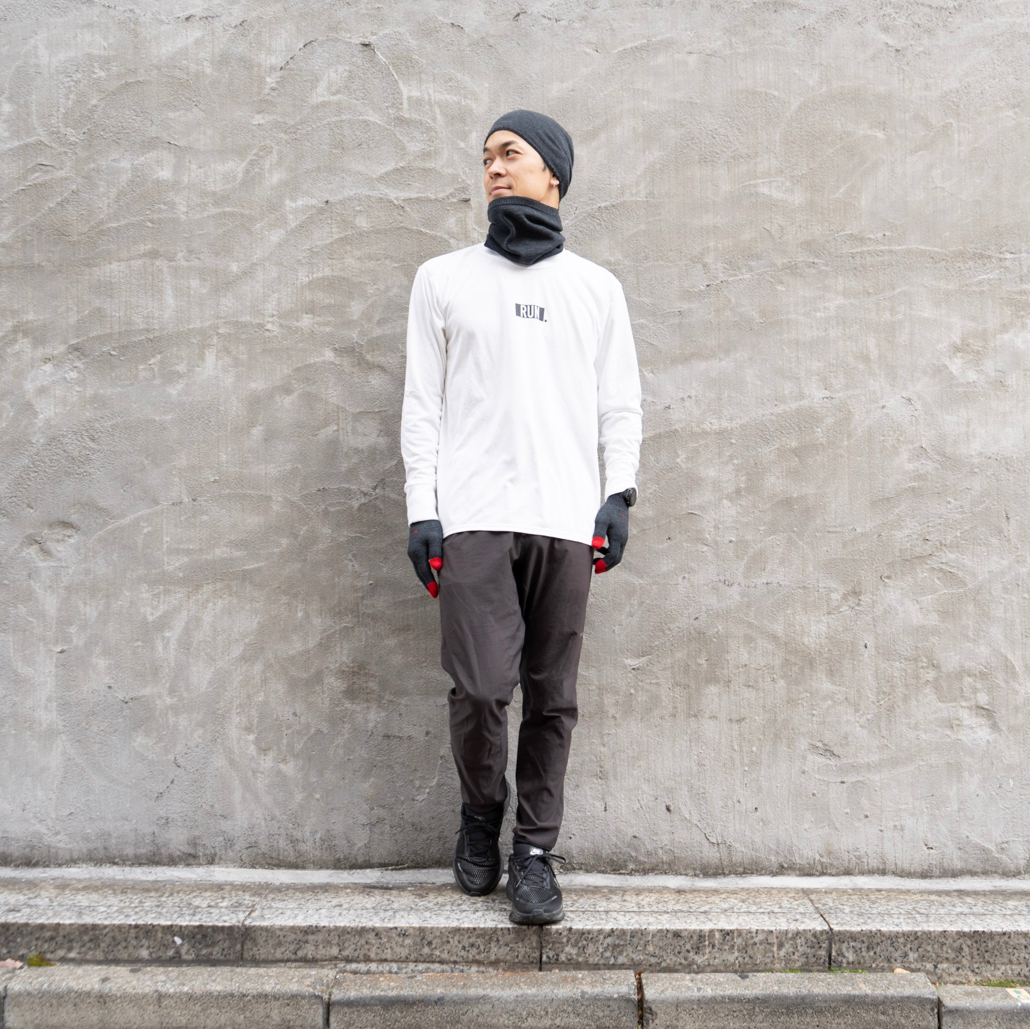 R×L｜メリノグローブ ミッドG / Runtripコラボ限定カラー (Charcoal × Red)