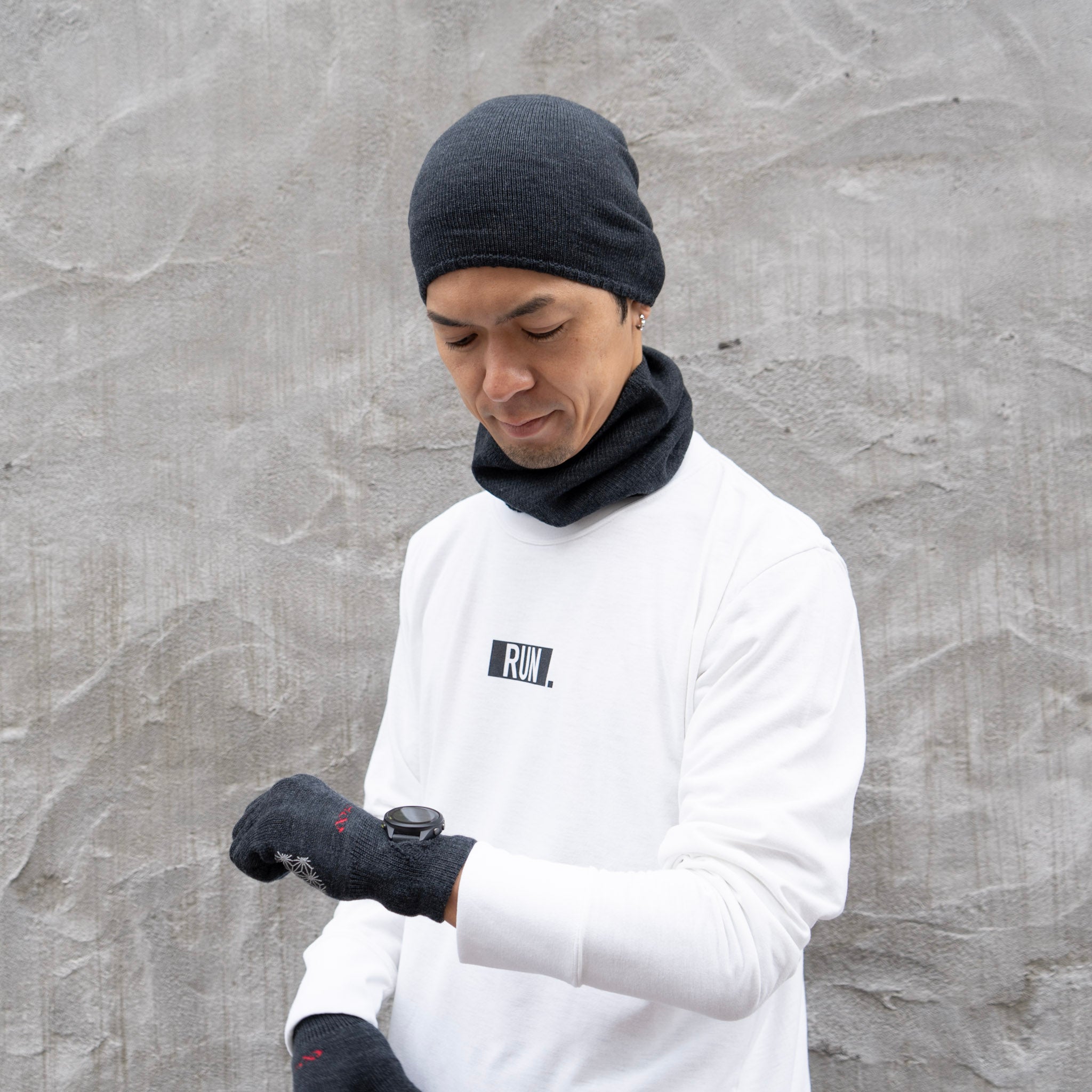 R×L｜メリノグローブ ミッドG / Runtripコラボ限定カラー (Charcoal × Red)