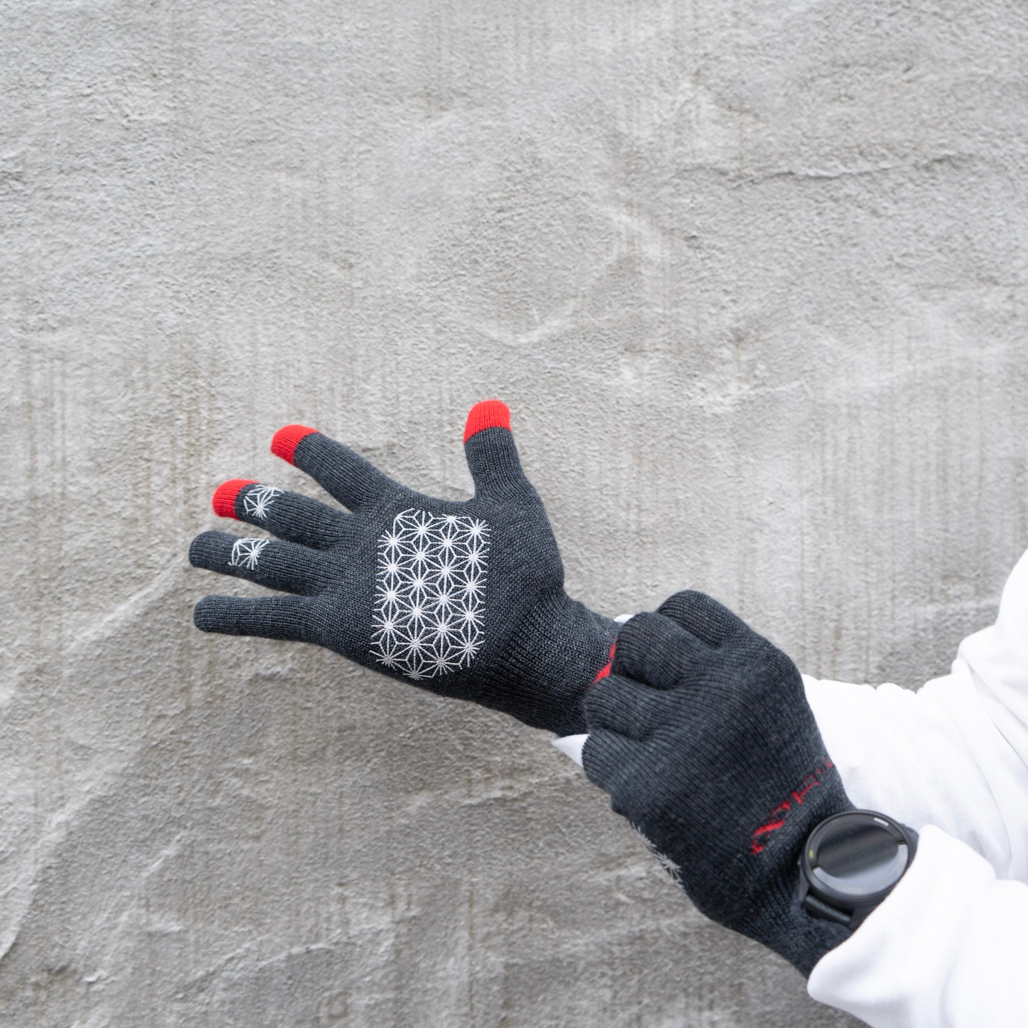 R×L｜メリノグローブ ミッドG / Runtripコラボ限定カラー (Charcoal × Red)