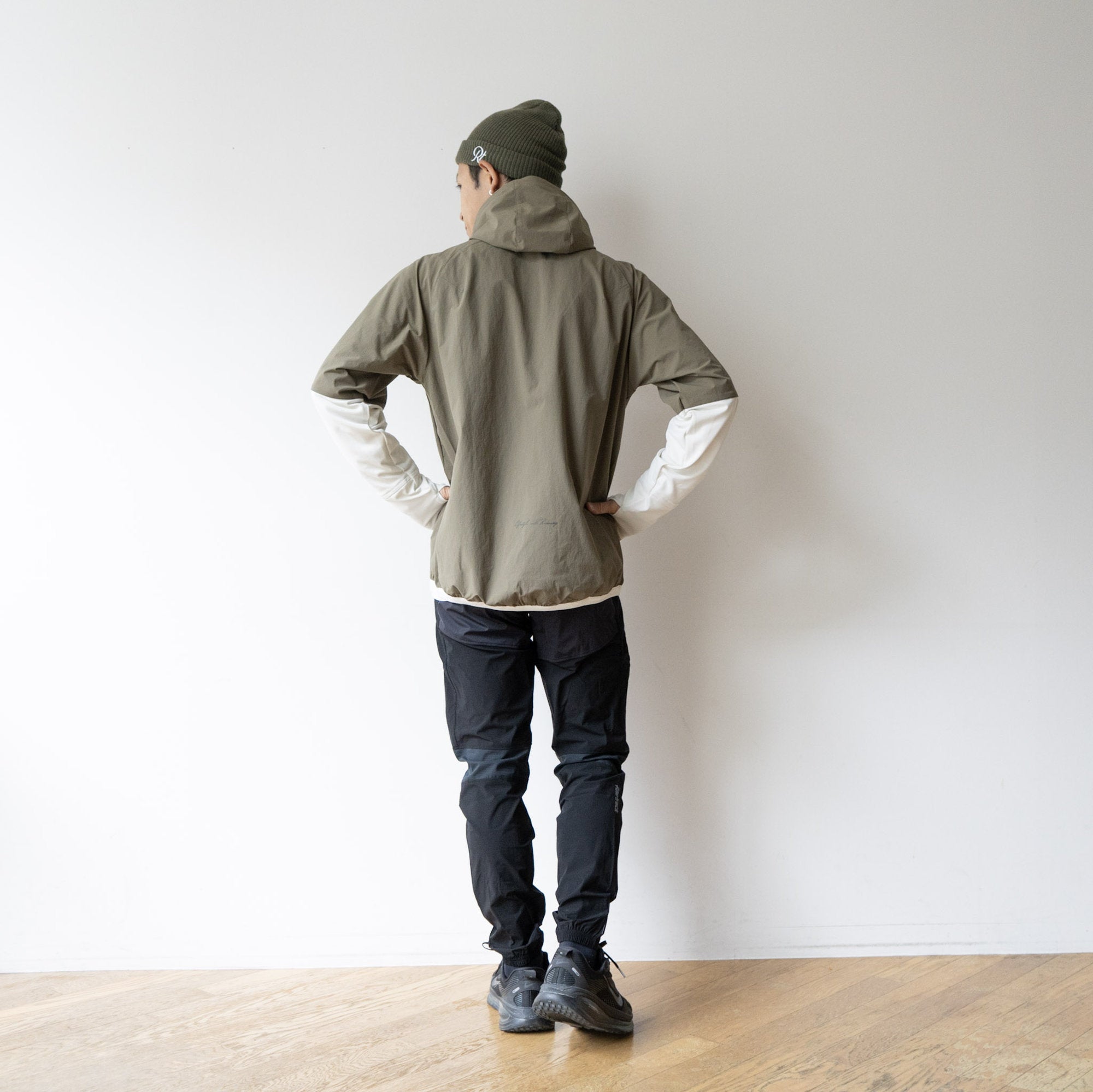 Runtrip ランニングジャケット Mサイズ ベージュ　RUNNING THE RUNNING JACKET by Runtrip Pull Over Limited Model (Khaki