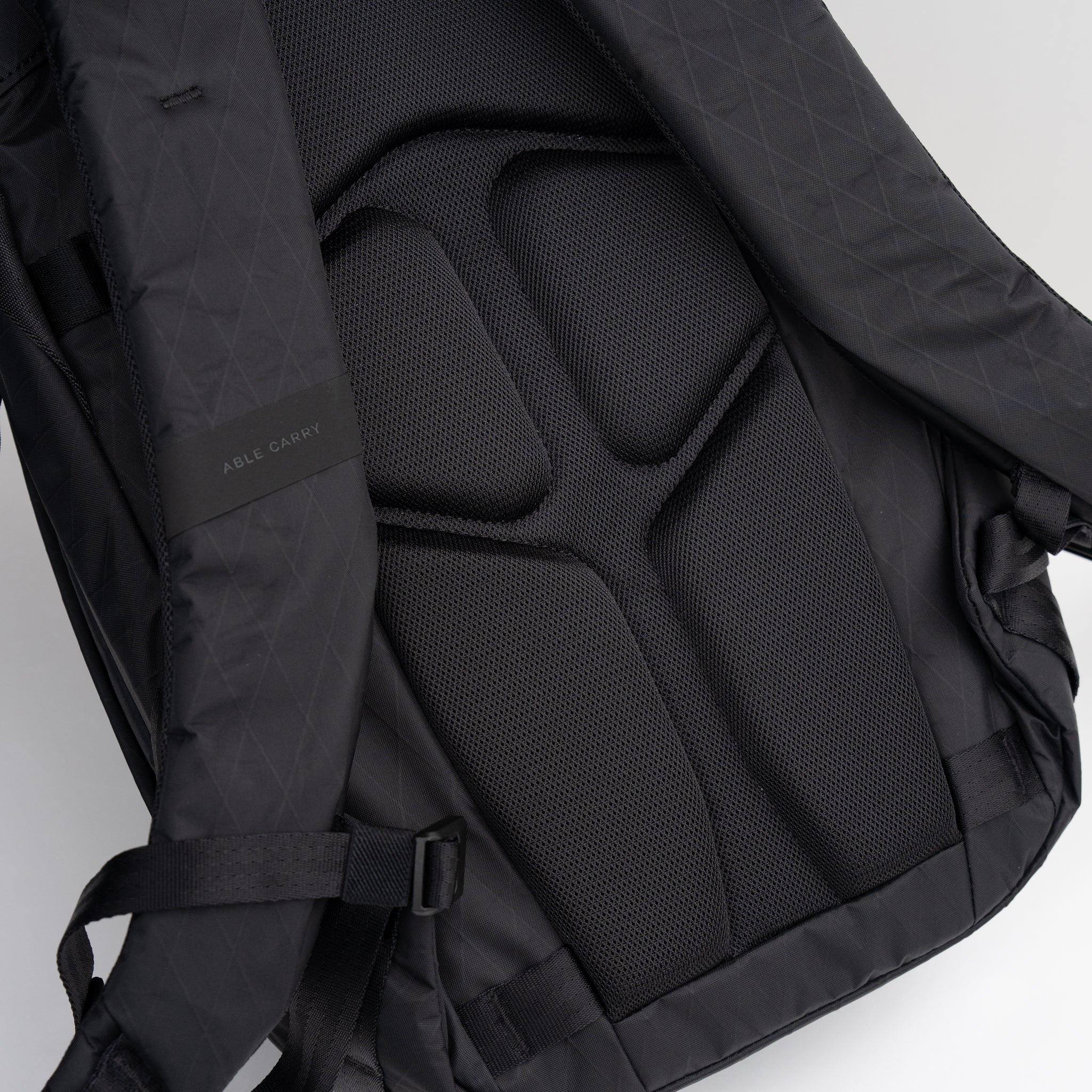 ABLE CARRY Daily Plus（X-Pac Black） – Runtrip Store