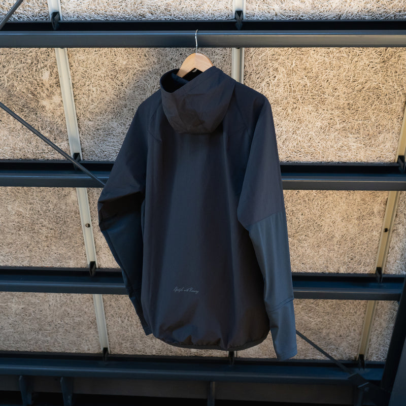 THE RUNNING JACKET by Runtrip Pull Over (Black)