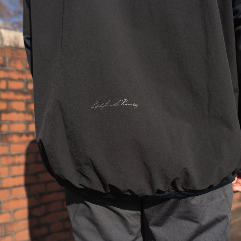 THE RUNNING JACKET by Runtrip Pull Over (Black)