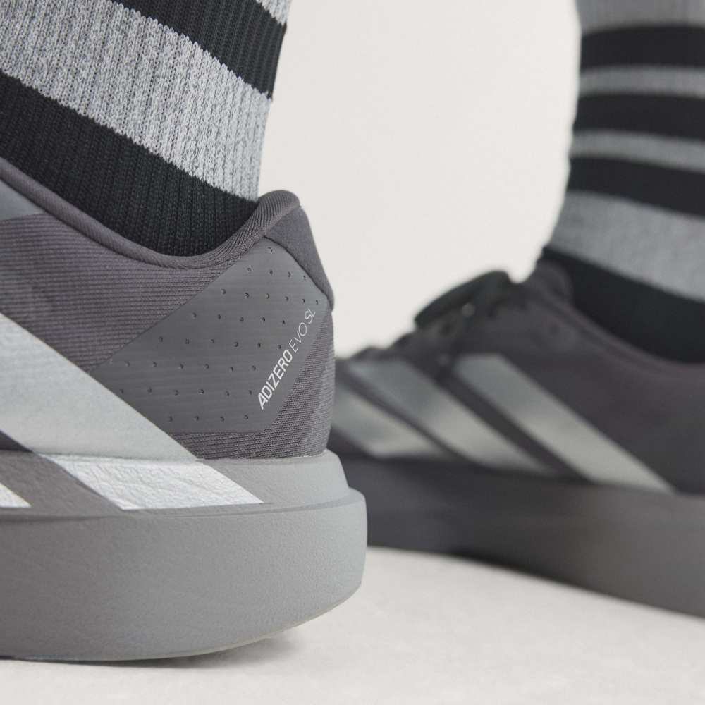 adidas ADIZERO EVO SL（Men's）グレーストレータ/シルバーメタリック/ライトグラナイト