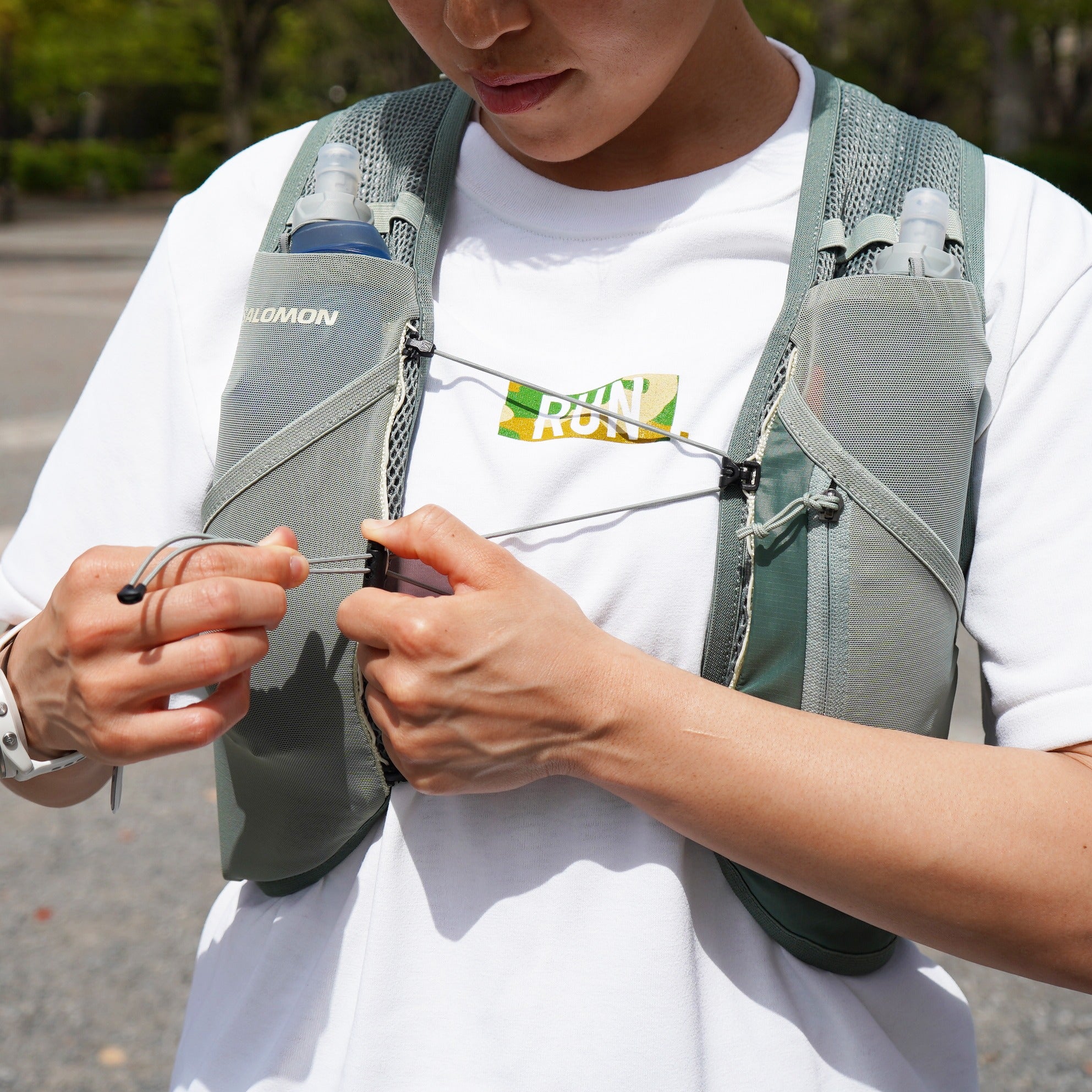 SALOMON ACTIVE SKIN 8 SET ユニセックス ランニングベスト（フラスク付）