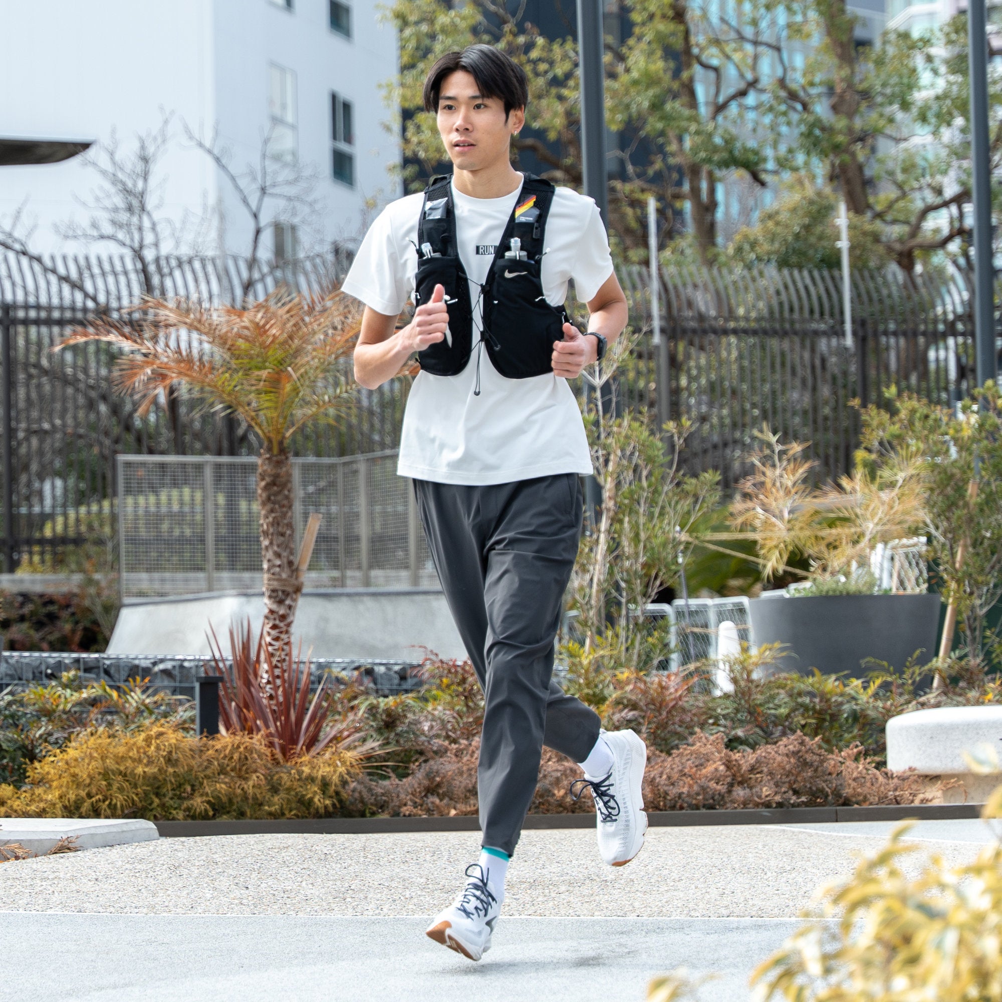 NIKE ランベスト 5L ブラック/セイル/セイル