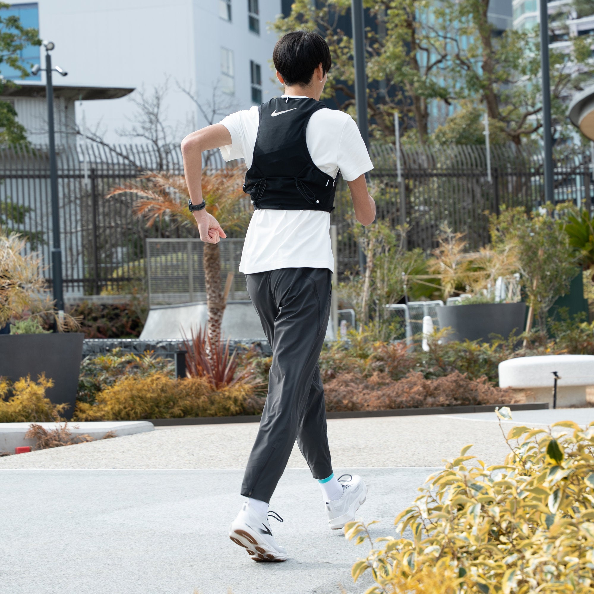 NIKE ランベスト 5L ブラック/セイル/セイル
