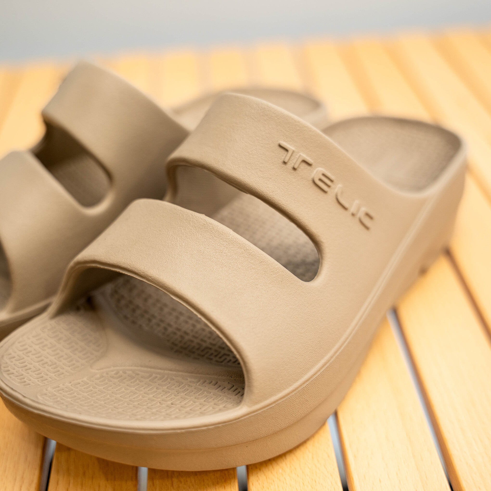 TELICリカバリーサンダル W-STRAP (Cork Brown) – Runtrip Store