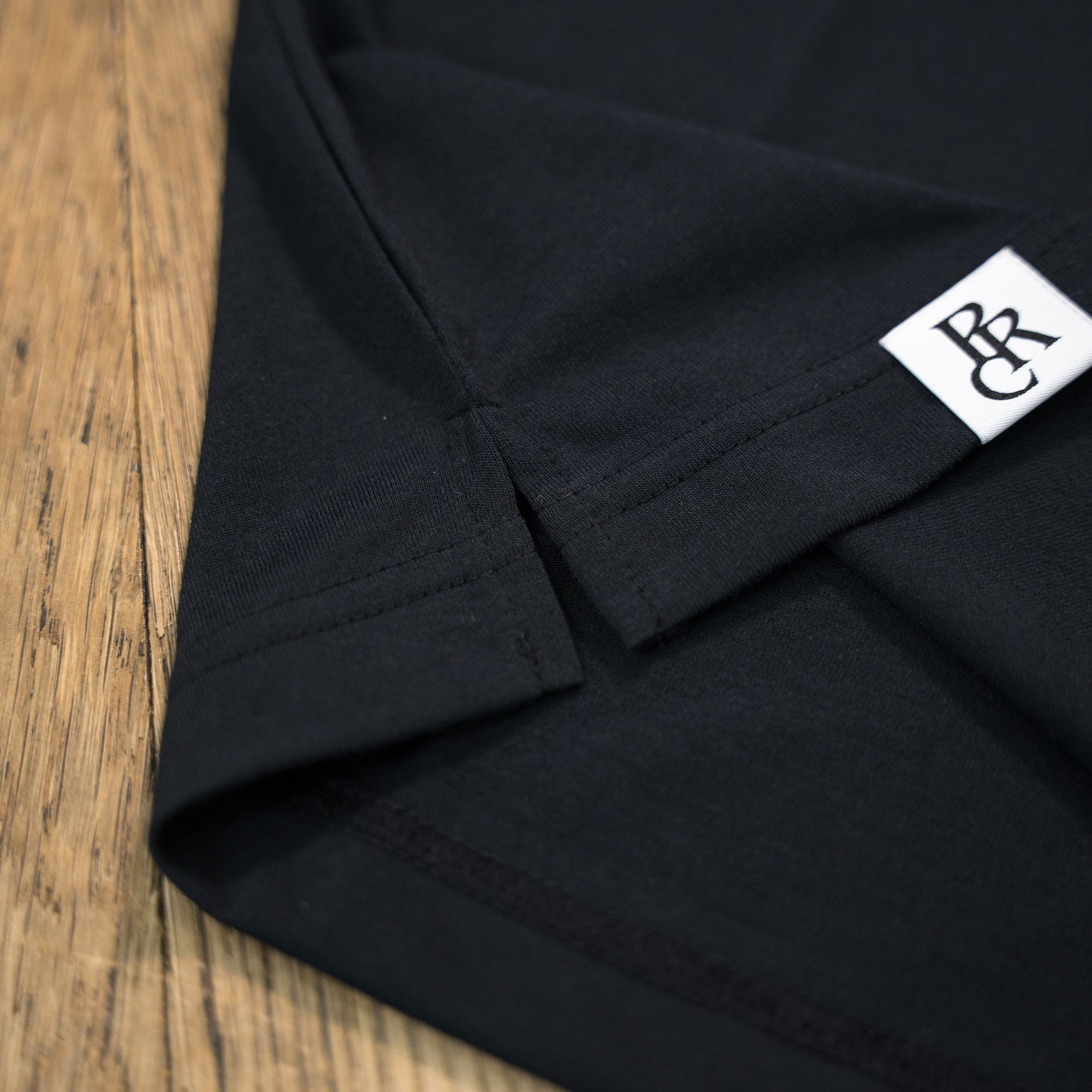 Runtrip × PROGRESS RUNNING CLUB "PRC BADGE LOGO" Rt Logo Tee