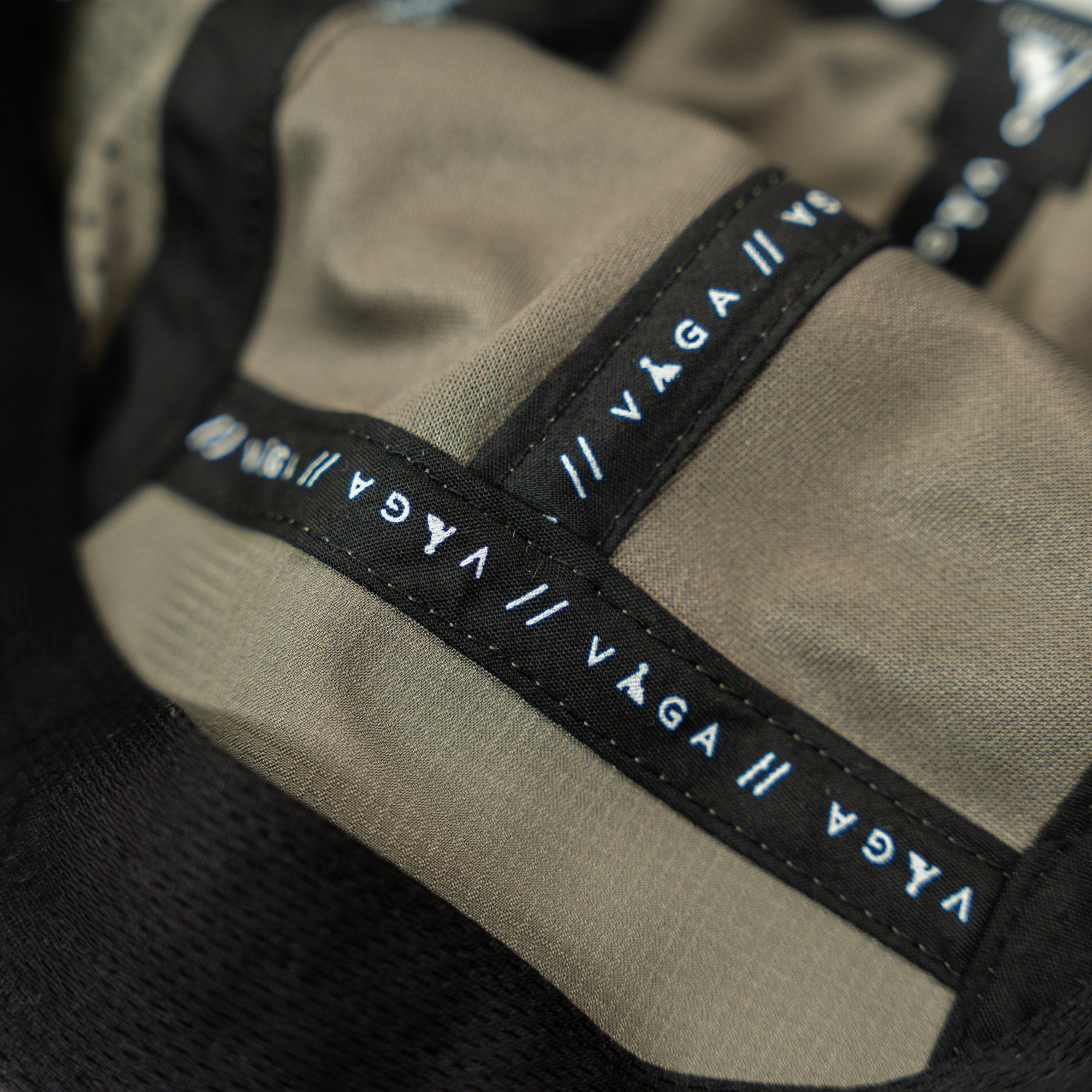 VAGA FEATHER RACING CAP (TAUPE)