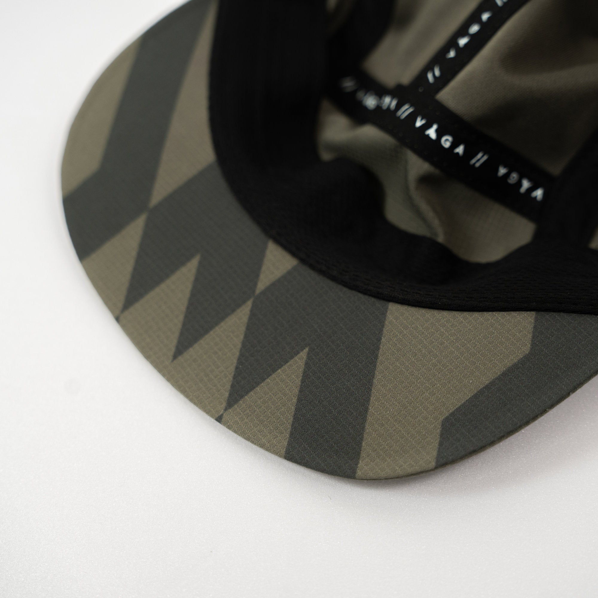 VAGA FEATHER RACING CAP (TAUPE)