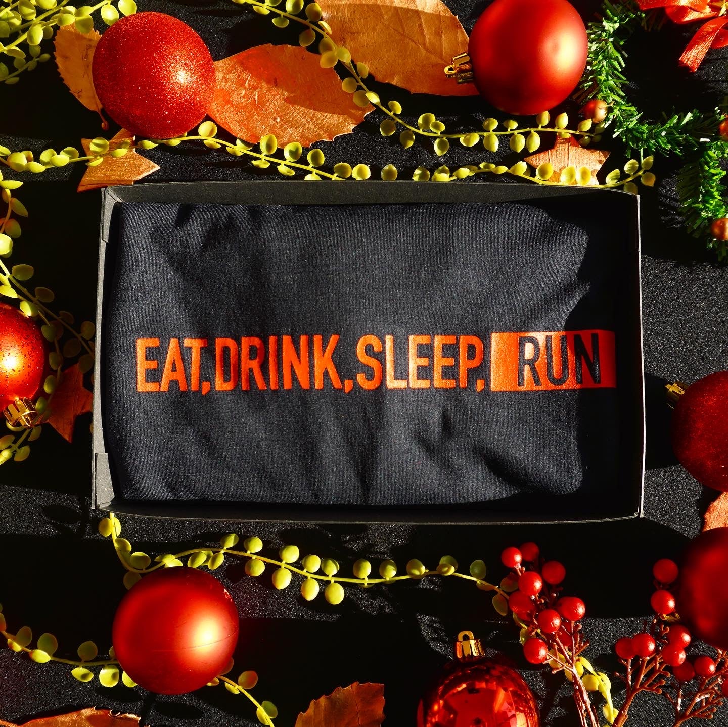 【GIFT BOX】EAT DRINK SLEEP RUN / STREET Tee (Black)