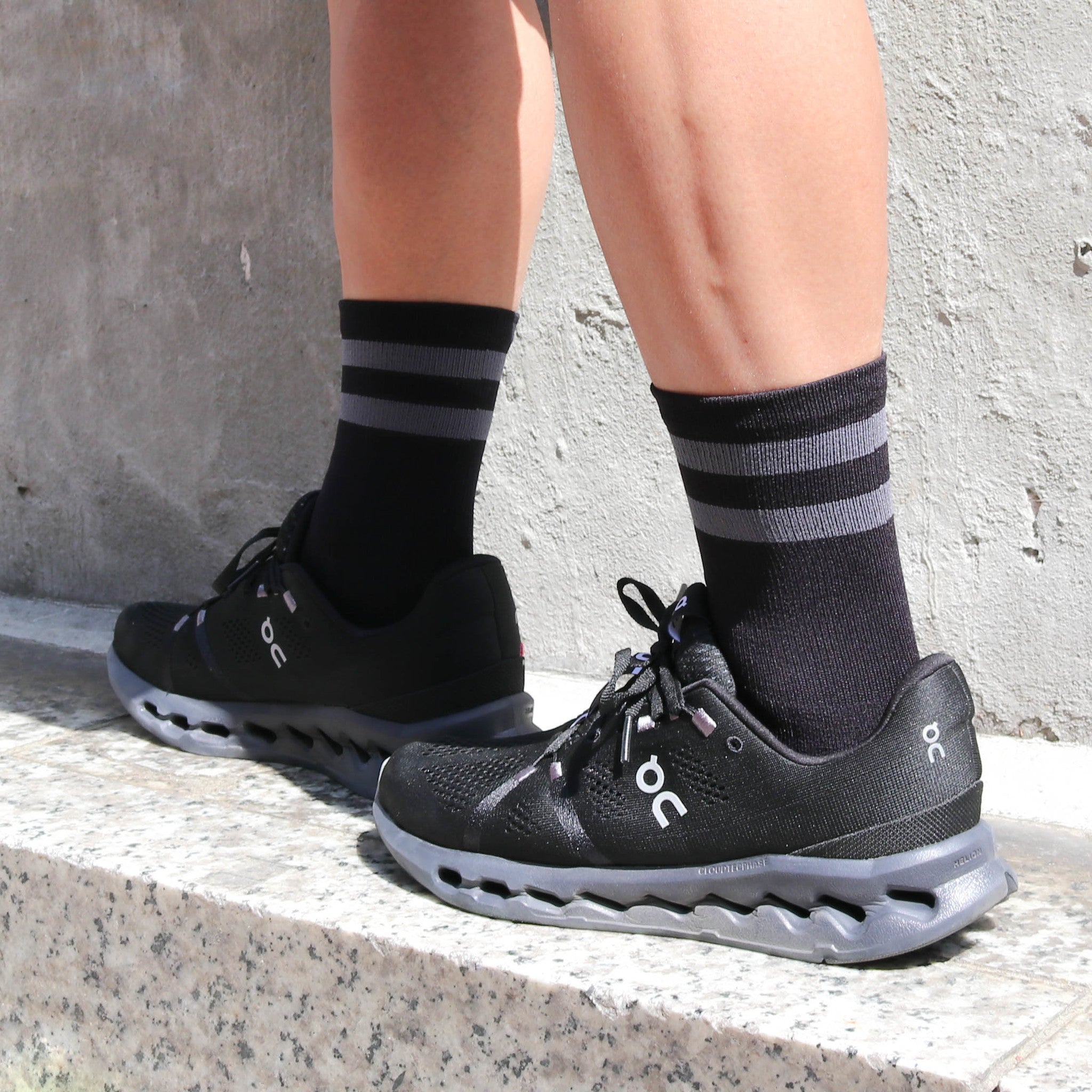 Feetures｜ELITE LIGHT CUSHION MINI CREW (Black Gray High Top Stripe)